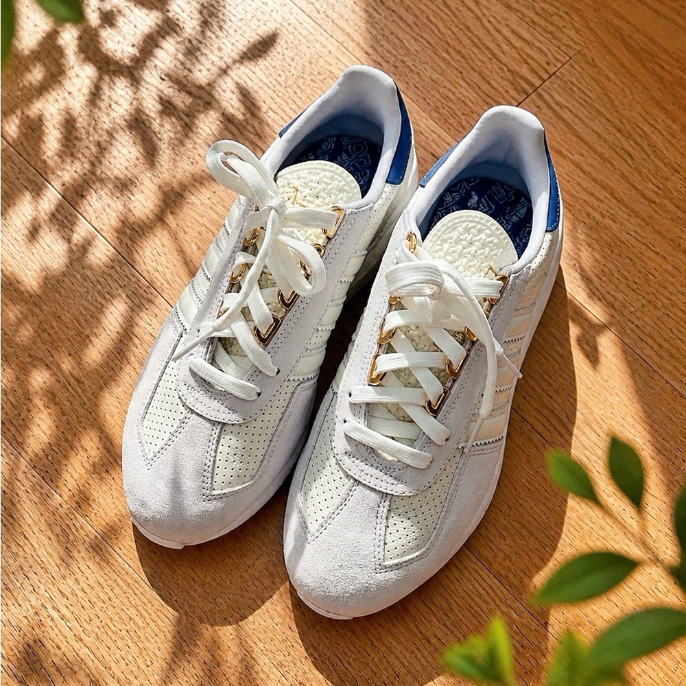 Adidas Sneakers Women’s Size 8 White Suede Gold Detail